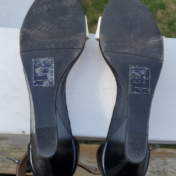 Black and white strappy wedges - Picture 8 of 10